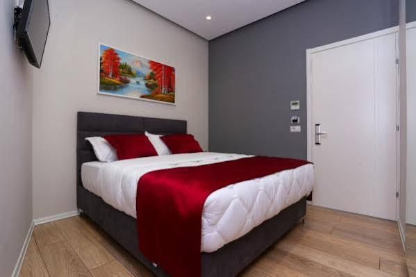 Emerald Boutique Hotel Тирана Экстерьер фото