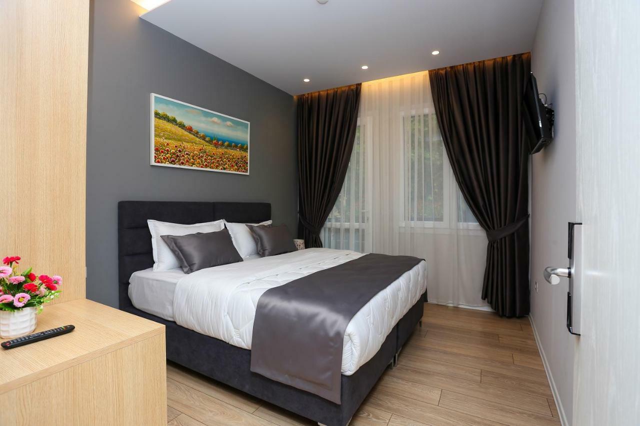 Emerald Boutique Hotel Тирана Экстерьер фото