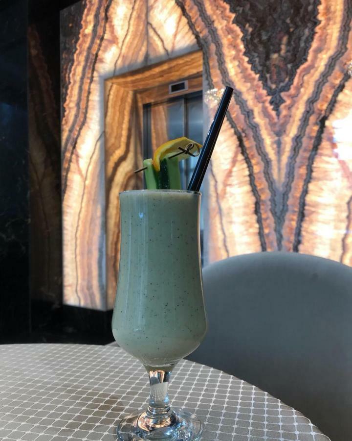 Emerald Boutique Hotel Тирана Экстерьер фото